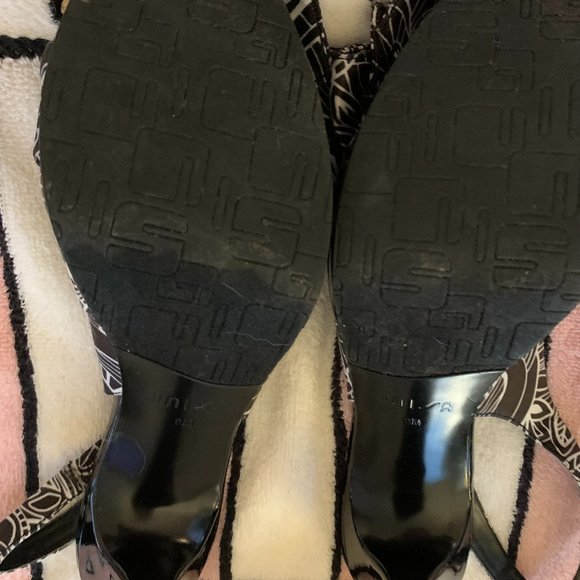 Unisa Size 9 Black and White Sandals - Picture 4 of 4